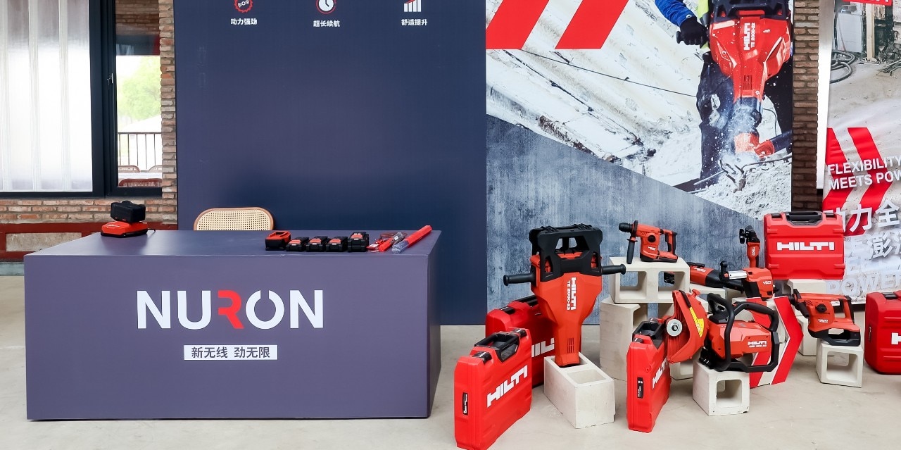 喜利得集團預(yù)埋槽事業(yè)部總負(fù)責(zé)人Simon Rolshoven、蘇州工廠總經(jīng)理Heinz Nieder、喜利得中國總經(jīng)理夏岱為新工廠剪彩