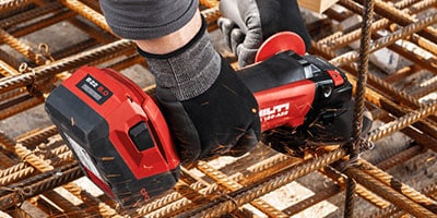 喜利得電池充電器在充電同時冷卻電池，以提高每次充電的速度